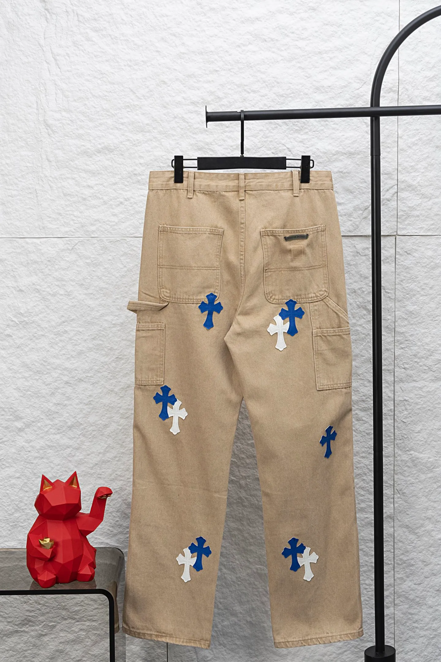 P270 model number/F067 CH Chromehearts limited edition work jeans denim logging pants [About Zangyin] This is an extremely luxurious fashion brand, which can also be called the aristocracy of the high street. It has always been an exclusive brand for some hipsters or the rich second generation. Compared with ordinary high streets, it is more luxurious and noble. Compared with luxury brands, it is more fashionable and individual. It has always been a brand that I have a special liking for. [Top heavy industry fashion design] Consistently high-street luxury style. Speaking of this style, the Zangyin family and GU family are definitely the leading representative brands. Especially the Zangyin family has really achieved a state-of-the-art effect in creating high-street style. The unique washed material is used to create this style. The color system is already quite eye-catching. After it is decorated with patchwork cross flowers, it cleverly highlights the charm of the brand. Secondly, this style uses classic The high-waist cutting design highlights the long legs and fashionable temperament of the upper body. The brand is highly recognizable and the slim fit configuration is more suitable for daily wear. It is a product that interprets personality, fashion, and specifications at a glance. This single product is enough to make any fan excited. It can be a white T-shirt for a youthful college style, or a tight suspender for a royal style. It has strong matching ability and can be easily controlled by men.  [Materials and craftsmanship] Needless to say, this point goes without saying. As an excellent craftsman brand, Zangyin’s requirements for details and craftsmanship are really perfect. The washed color of this model has gone through so many processes, not to mention the embellishment of denim appliques. It is also purely hand-made and sewn. Just like what they believe in, only hand-made things have soul and have the meaning of wear. A top-notch heavy-duty fashionable denim item, I look forward to your perfect interpretation! !  Color: Khaki Fit: Loose